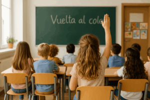 niños en clase cuidando su cabello infantil para la vuelta al cole